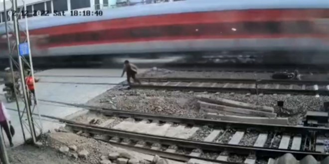 Hemzemin geçitte trenin altında kalmaktan son anda kurtuldu