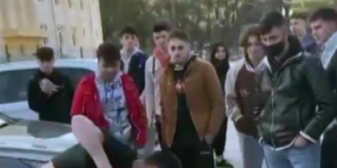 Öğrenciler kavga etti, arkadaşları 'vur' diye bağırdı