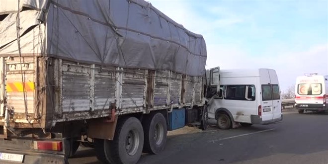 Kırıkkale'de kamyon ile öğrenci servisinin çarpıştığı kazada 7 öğrenci yaralandı