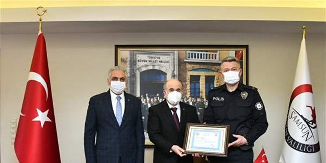 Yaşlı kadını yangından sırtında taşıyarak kurtaran polislere başarı belgesi