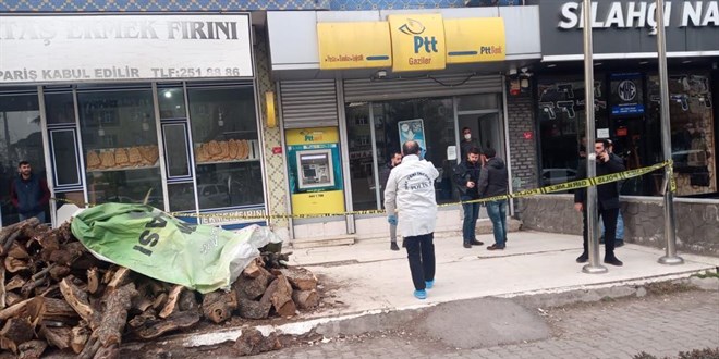 Maskeli, silahlı soyguncular PTT şubesinden 20 bin TL çaldı