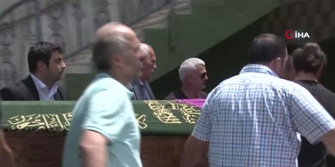 E�ini �ocuklar�n�n g�z� �n�nde �ld�ren polis memuruna, a��rla�t�r�lm�� m�ebbet