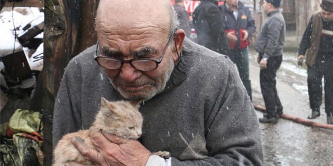 Yangından kedisiyle kurtulan 'Ali Dede' köydeki can dostlarını özlüyor