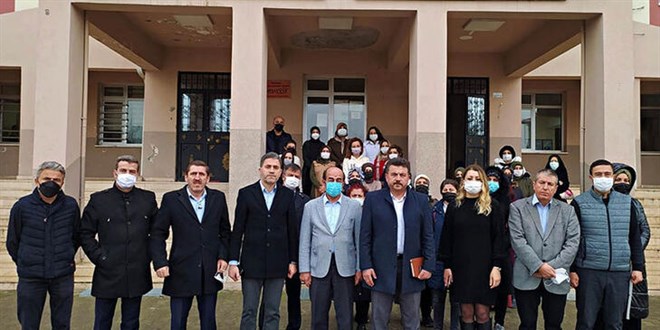 Okul basan anne- baba ve ağabey, öğretmeni darbetti