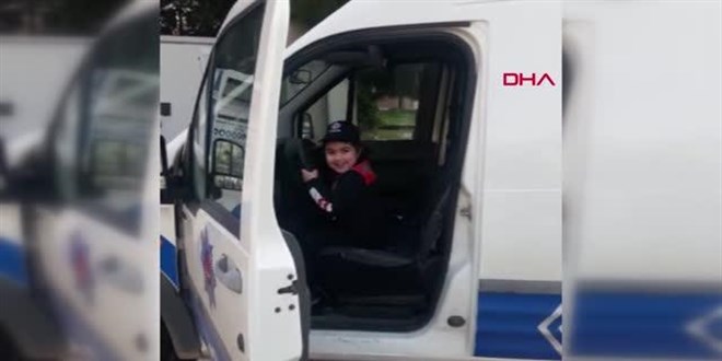 Antalya'da polisten korkan çocuğa üniforma hediye edildi