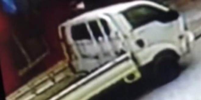 Kamyonet srcs, balkondaki amarlar ald