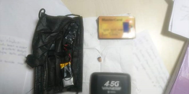 Maskesinde gizlediği düzenekle kopya çekerken yakalandı