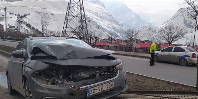 HDP'li vekilin otomobili, minibüse çarptı: 2 yaralı