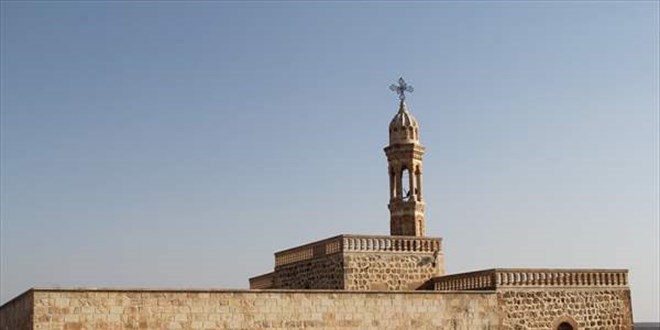 800 yıllık kilisedeki çanı çalmaya çalışan hırsızlar çıkan ses üzerine kaçtı