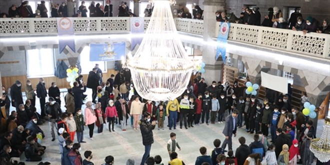 Kayseri'de camiye gelen çocuklar hem yarıştı hem oyun oynadı