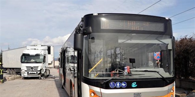 Belediye otobüsünün şoförü bıçakla yaralandı