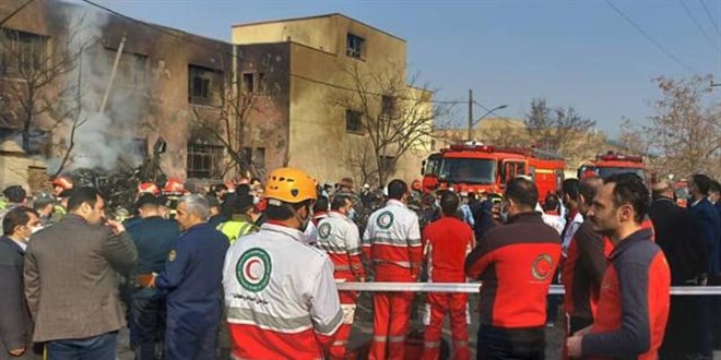 İran'da savaş uçağı düştü