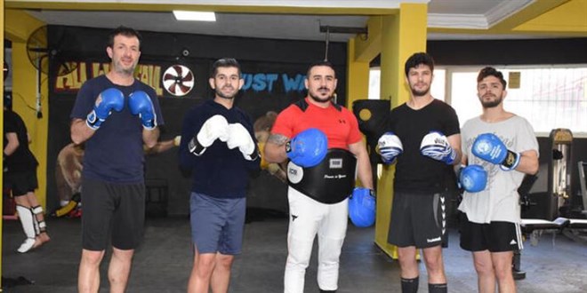 Sağlık çalışanları bitmeyen şiddete karşı kick boks öğreniyor