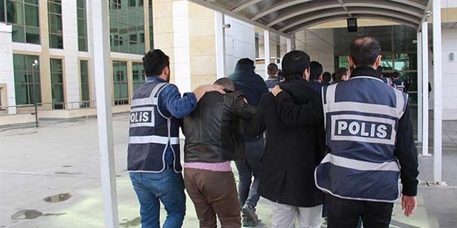 Yunanistan'a birlikte kaarken yakalanan FET ve PKK phelileri tutukland