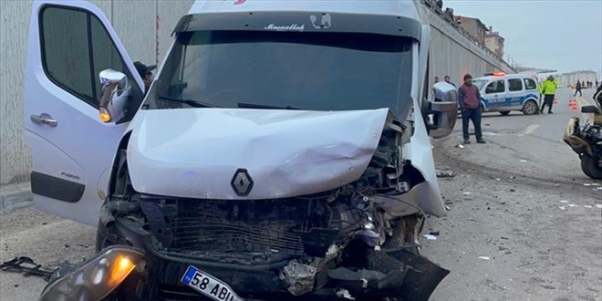 İşçi servisi ile otomobil çarpıştı: 1 kişi öldü, 12 kişi yaralandı