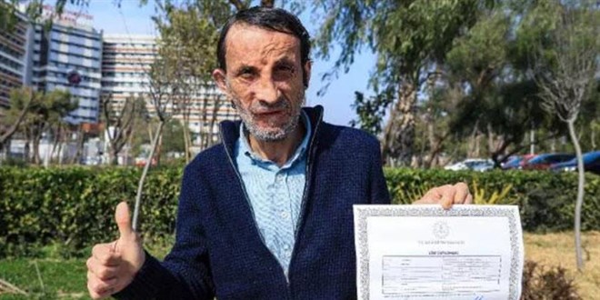 Yüz nakilli Uğur Acar'ın diploma sevinci