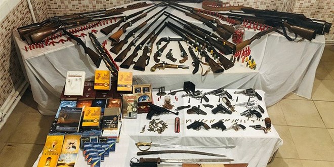 Bir evde çok sayıda silahla FETÖ yayınları ele geçirildi