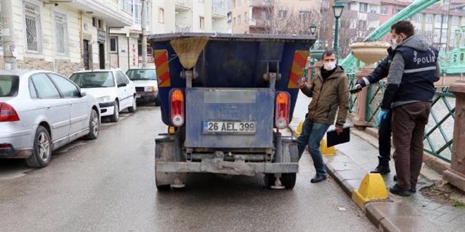 Eskişehir'de çöp aracının altında kalan temizlik işçisi yaralandı