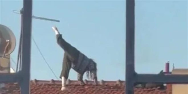 Canını hiçe sayıp çatıda yoga yaptı