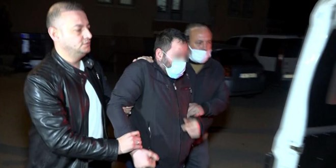 3 çocuğunu rehin aldı, polis itfaiye merdiveniyle ikna etmeye çalıştı