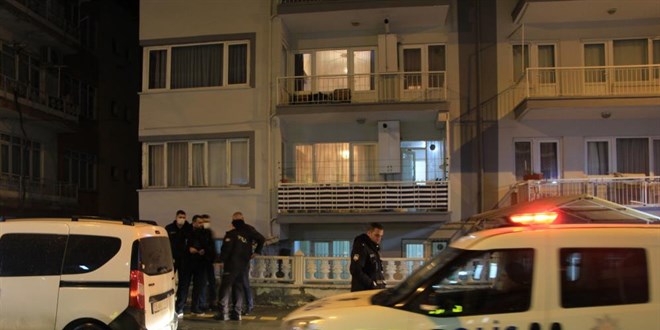 Emekli gazeteci evinde ölü bulundu
