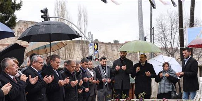 Mustafa Sarıgül, eski başbakanlardan Erbakan'ı kabri başında andı