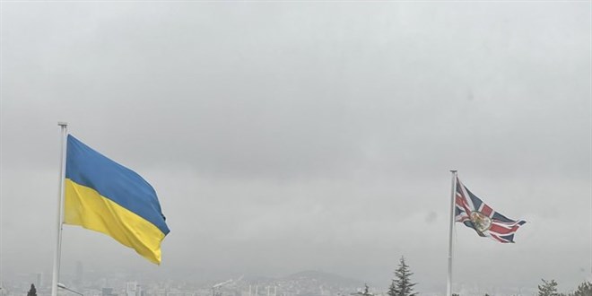 ngiltere'nin Ankara Bykelilii, destek amacyla Ukrayna bayra ast