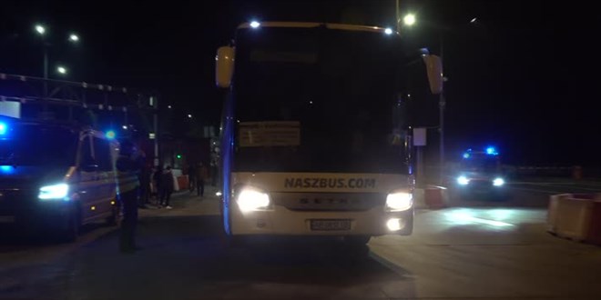 Ukrayna'dan kendi imkanlar ile yola kan Trk aile, Polonya'ya ulat