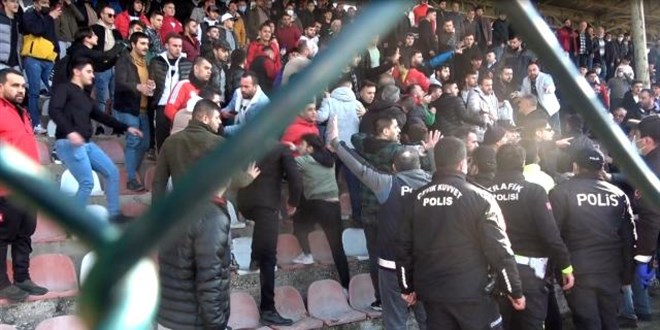 Polis, 6 itfaiye personelini biber gazıyla hastanelik etti
