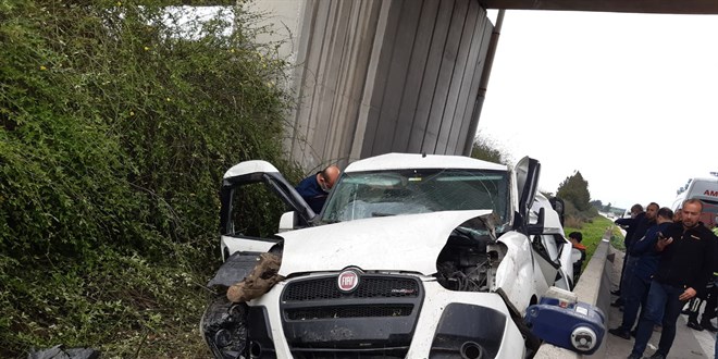 Beton bariyere çarpan araçtaki 1 kişi öldü, 5 kişi yaralandı