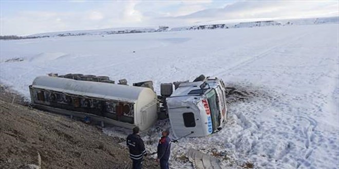 Tanker devrildi, görevli asker son anda kurtuldu: O anlar kamerada