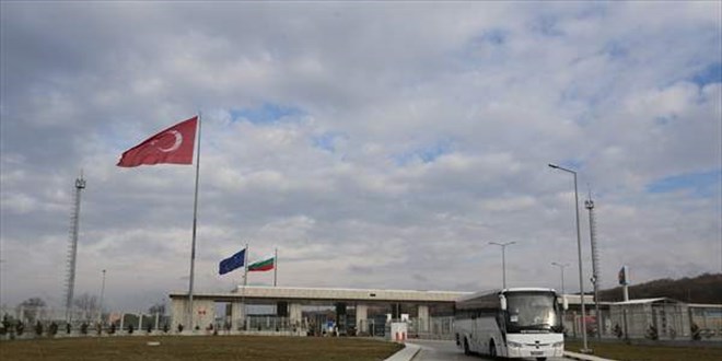 Ukrayna'dan tahliye edilen Trk vatandalar yurda giri yapmaya balad