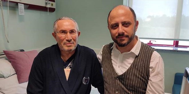 Emekli öğretmen, öğrencisinin eliyle şifa buldu