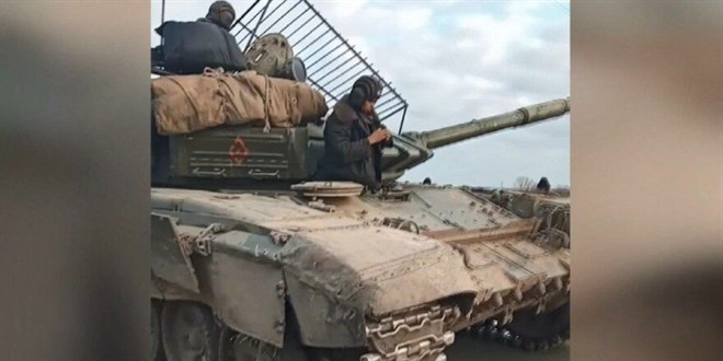 Ukrayna'da silahlanan siviller Rus tankını durdurdu