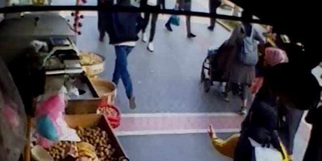 Bebeğiyle yürüyen annenin telefonunun çalan yankesici kamerada