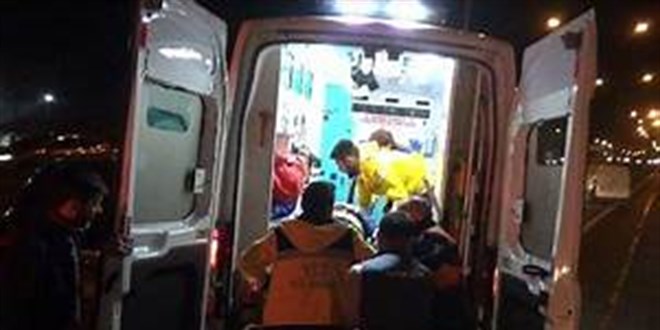 Mula'da kaza yapan kamyonetteki 3 kii yaraland
