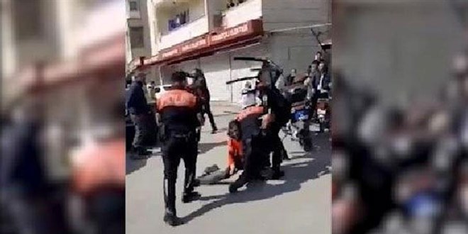 Gzalt ilemine tepki gsterenler ile polis arasnda arbede: 4 yaral