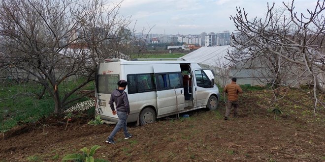 Freni tutmayan okul servisi tarlaya girdi: 5 öğrenci yaralı