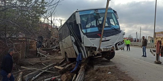 Servis minibüsünün altında kalan lise öğrencisi yaşamını yitirdi
