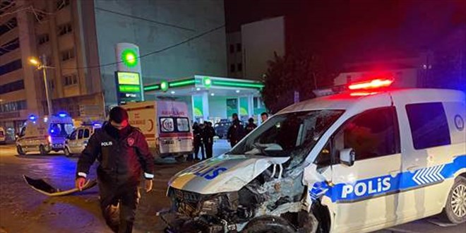 İzmir'de meydana gelen trafik kazasında 2 polis memuru yaralandı
