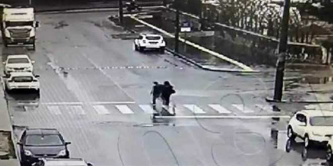 Grme engelliye yardm etme bahanesiyle cep telefonunu ald!