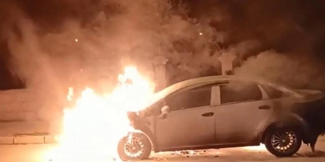 Kadın kıyafeti giyip, eşinin aracını kundakladı
