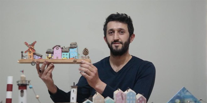 Sokaktan topladığı tahta parçalarını sanat eserine dönüştürüyor