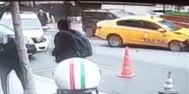 Polis aracıyla ticari taksi çarpıştı, kaza anı kameraya yansıdı