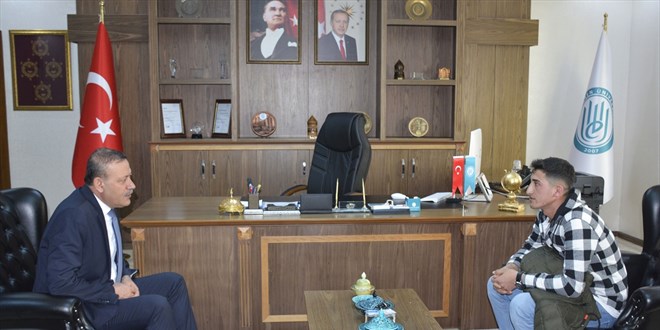 Rektör yalnızlıktan şikayet eden öğrenciyi makamında ağırladı