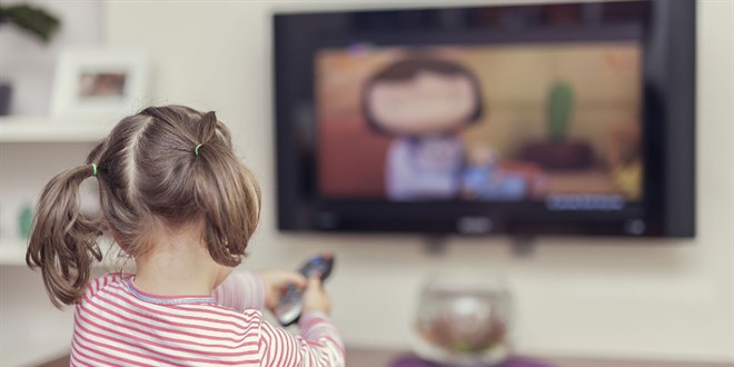 Uzmanndan uyar: ocuunuzun yksek sesle TV izlemesi iitme kayb belirtisi olabilir