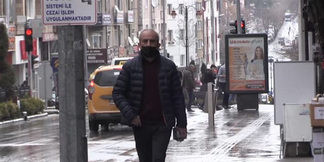 Vatandaşların önemli bölümü açık havada maske takmayı sürdürdü
