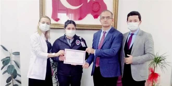Kadın güvenlikçi sıra kavgasını tek başına önledi