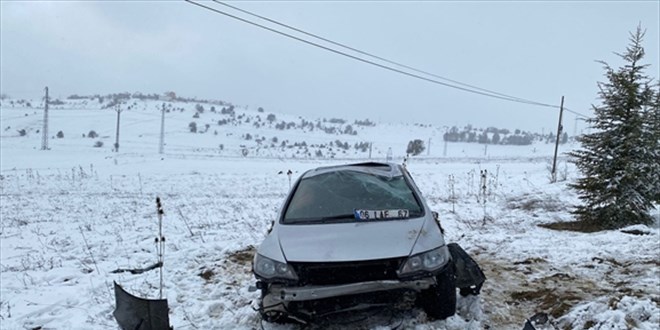 Devrilen otomobildeki uzman çavuş ile eşi ve oğlu yaralandı