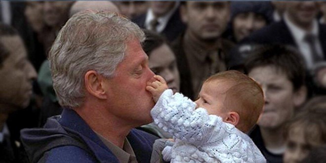 Bill Clinton'n burnunu skmasyla tannan 'Erkan bebek' 23 yanda